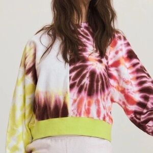 SOMETHING NAVY aspen tie-dye cropped sweatshirt